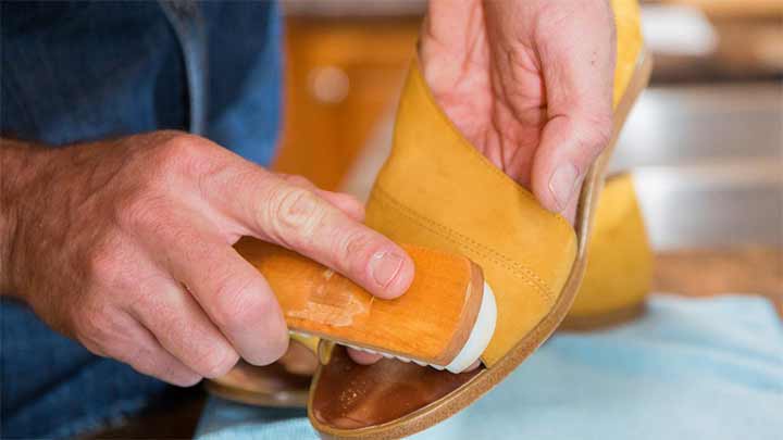 جلا دادن، براق کردن و تمیز کردن کفش چرم جلا دادن، براق کردن و تمیز کردن کفش چرم