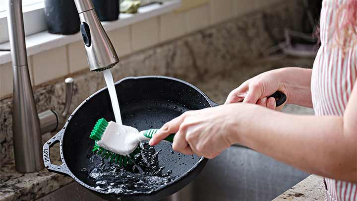 روش اصولی برای شستن و تمیز کردن ظروف چدنی که باید بدانید! روش اصولی برای شستن و تمیز کردن ظروف چدنی که باید بدانید!