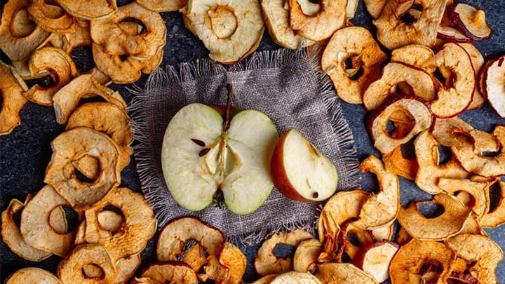 خشک کردن میوه در آفتاب خشک کردن میوه در آفتاب