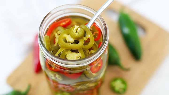 مراحل تهیه ترشی هالوپینو خانگی مراحل تهیه ترشی هالوپینو خانگی