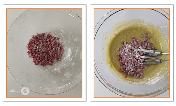 دانه های انار آغشته به آرد را به مواد کیک اسفناج اضافه کنید