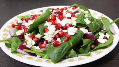 طرز تهیه سالاد انار و اسفناج؛ با سس رژیمی مخصوص