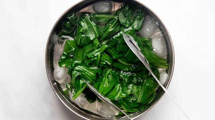 اسفناج پخته منبع غنی از ویتامین A است اسفناج پخته منبع غنی از ویتامین A است