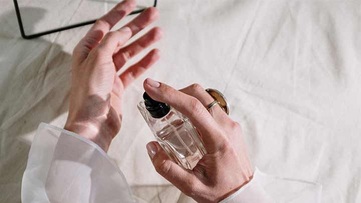 استفاده از آبلیمو برای پاک کردن لکه دئودورانت و عطر از لباس استفاده از آبلیمو برای پاک کردن لکه دئودورانت و عطر از لباس