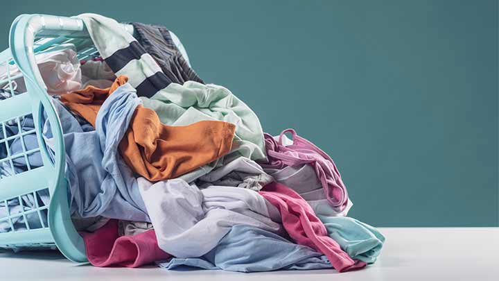 پاک کردن لکه دئودورانت و عطر از لباس با سرکه پاک کردن لکه دئودورانت و عطر از لباس با سرکه