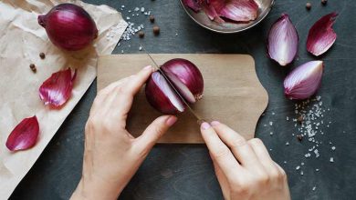 12 ترفند ساده و کاربردی برای از بین بردن بوی پیاز از دست!