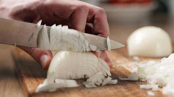 رفع بوی پیاز از دست با نمک رفع بوی پیاز از دست با نمک