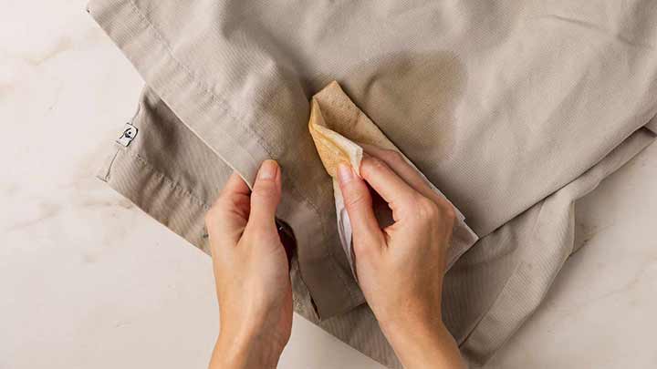 از بین بردن لکه قهوه و چای از روی لباس با استفاده از پودر بچه