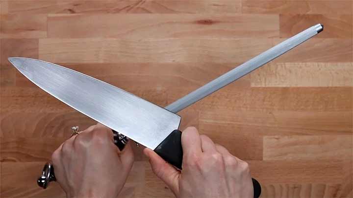 تیز کردن چاقو با لبه تیز چاقوی دیگر