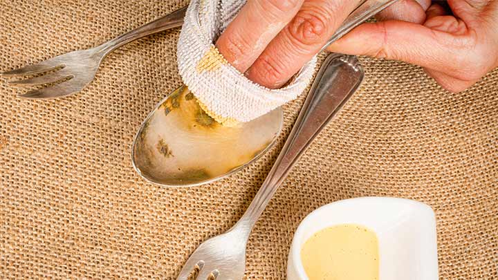 استفاده از روغن زیتون برای براق کردن قاشق و چنگال استفاده از روغن زیتون برای براق کردن قاشق و چنگال