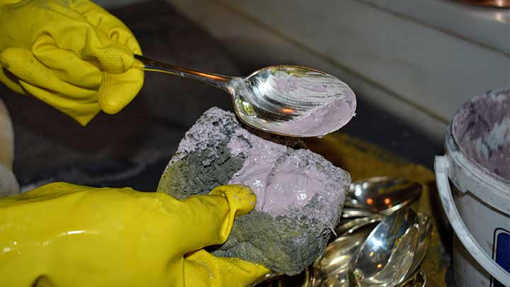 استفاده از خمیردندان برای براق کردن قاشق و چنگال نقره استفاده از خمیردندان برای براق کردن قاشق و چنگال نقره