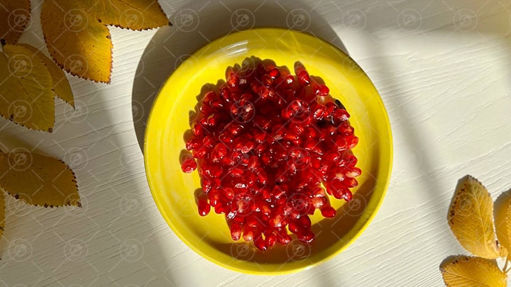 آماده سازی انار برای بیسکوئیت شکلاتی شب یلدا آماده سازی انار برای بیسکوئیت شکلاتی شب یلدا