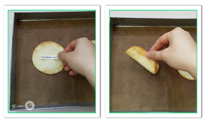 کاغذها را داخل شیرینی قرار دهید برای شیرینی فورچون