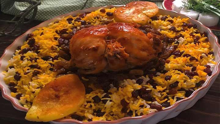 مراحل تهیه کشمش پلو مازندرانی با مرغ زعفرانی مراحل تهیه کشمش پلو مازندرانی با مرغ زعفرانی