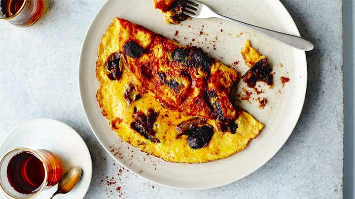 مراحل تهیه خاگینه خرما با مغز گردو