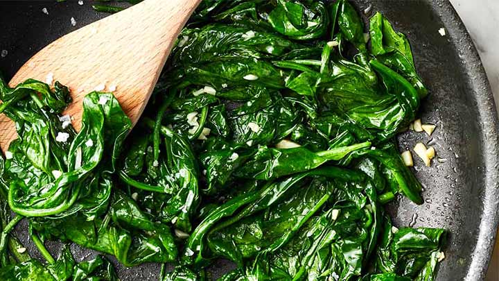 مراحل تهیه خورشت اسفناج قالی مراحل تهیه خورشت اسفناج قالی