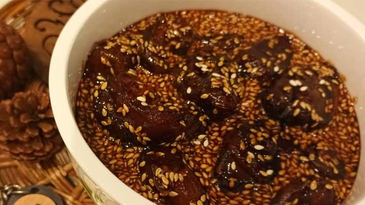 مراحل تهیه معسله خرما با کنجد