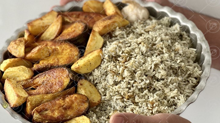 سرخ کردن ماهی و سیب زمینی در شوید پلو خانگی