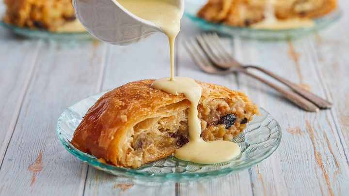 مراحل تهیه اشترودل سیب