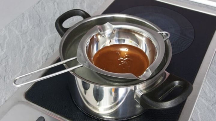 چگونه ژلاتین را به روش بن ماری حل کنیم؟ چگونه ژلاتین را به روش بن ماری حل کنیم؟