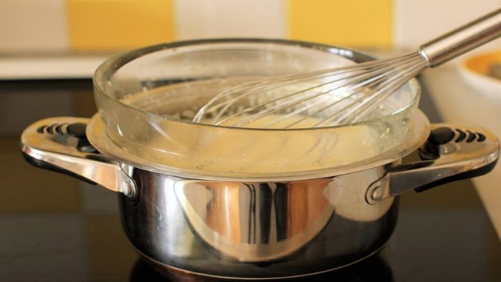 چگونه پودر ژله را به روش بن ماری حل کنیم؟ چگونه پودر ژله را به روش بن ماری حل کنیم؟