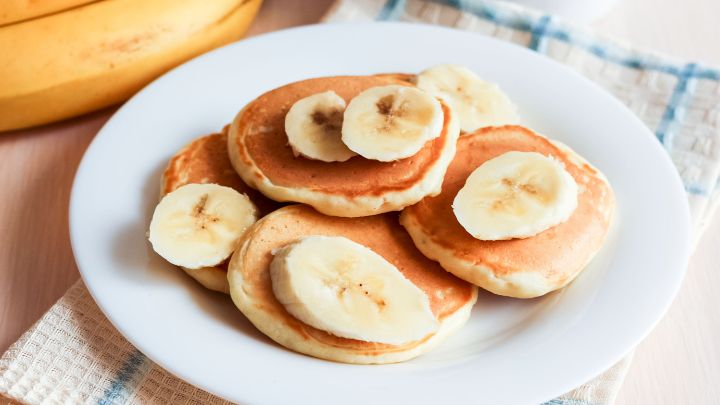 مراحل تهیه پنکیک موزی مراحل تهیه پنکیک موزی