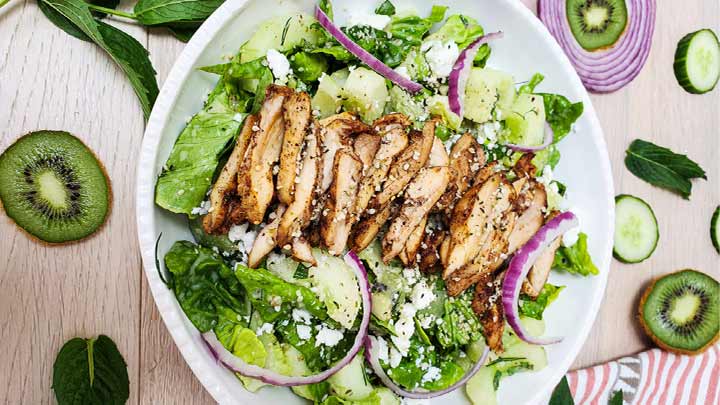 نکاتی برای خوشمزه‌تر شدن سالاد مرغ با کیوی