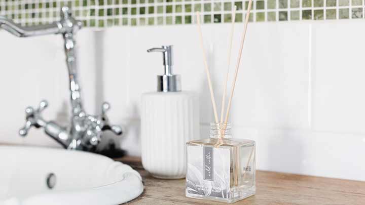 از بین بردن بوی بد سرویس بهداشتی با اسپری خوشبو کننده از بین بردن بوی بد سرویس بهداشتی با اسپری خوشبو کننده