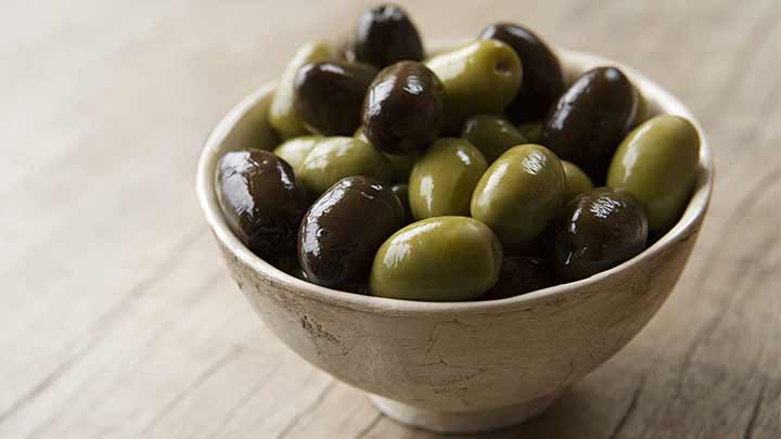 از بین بردن تلخی زیتون با نمک