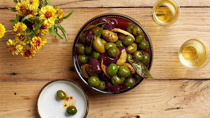 از بین بردن تلخی زیتون با جوهر لیمو و نمک