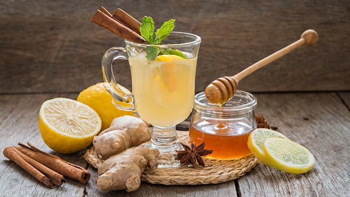 اضافه کردن عسل به لیمو عسلی برای گلو درد و سرماخوردگی