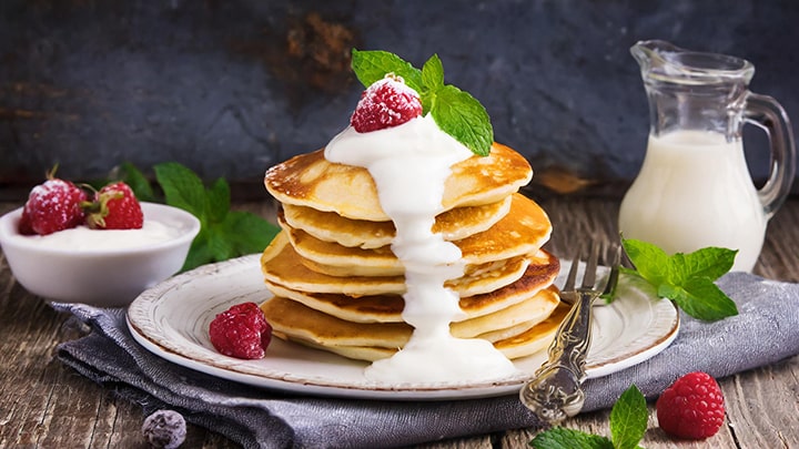 تزیین و سرو پنکیک با ماست تزیین و سرو پنکیک با ماست