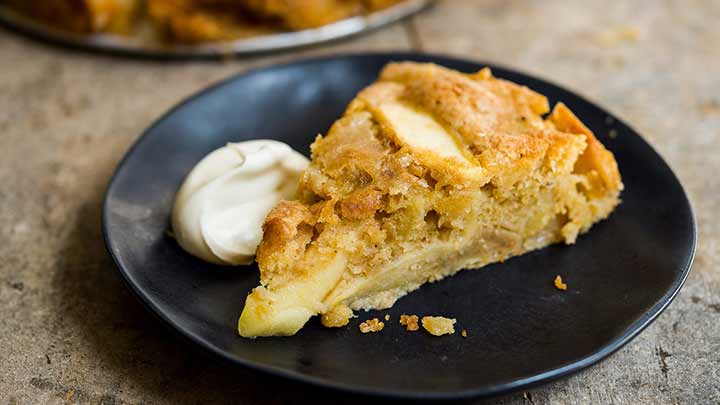 مراحل تهیه کیک سیب فرانسوی مراحل تهیه کیک سیب فرانسوی