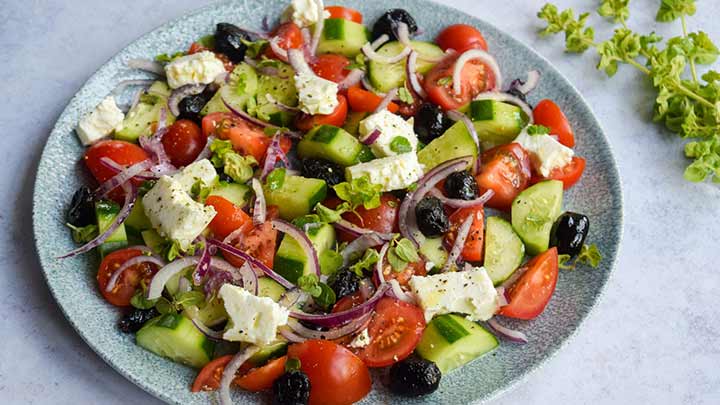 مراحل تهیه سالاد یونانی
