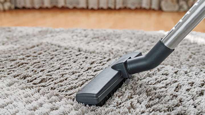 جمع کردن مو از روی موکت یا فرش با جارو برقی