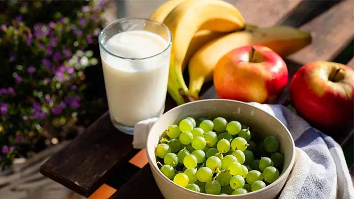 شیر و موز از غذاهای ناسازگار با هم 