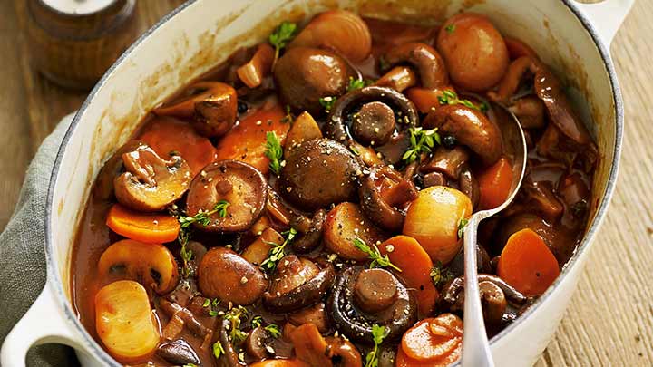 مراحل تهیه خورش قارچ با گوشت مرغ مراحل تهیه خورش قارچ با گوشت مرغ