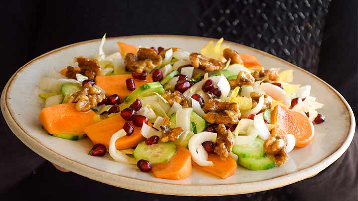 سالاد خرمالو با گوجه و پنیر فتا سالاد خرمالو با گوجه و پنیر فتا