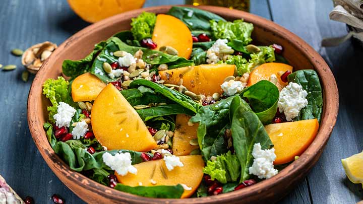 سالاد خرمالو با پنیر موزارلا و سرکه بالزامیک سالاد خرمالو با پنیر موزارلا و سرکه بالزامیک