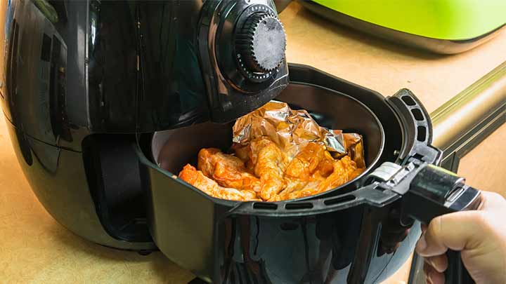 زیر و رو کردن مواد غذایی هنگام پخت غذا در هواپز برای جلوگیری از خشک شدن آن