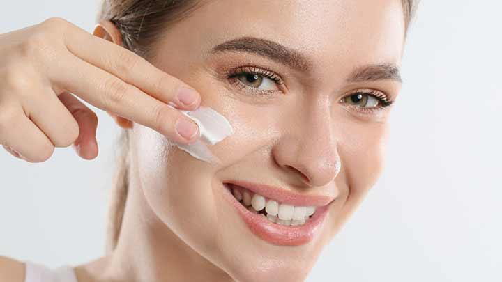 استفاده مداوم از مرطوب کننده برای جلوگیری از خشکی پوست در زمستان استفاده مداوم از مرطوب کننده برای جلوگیری از خشکی پوست در زمستان