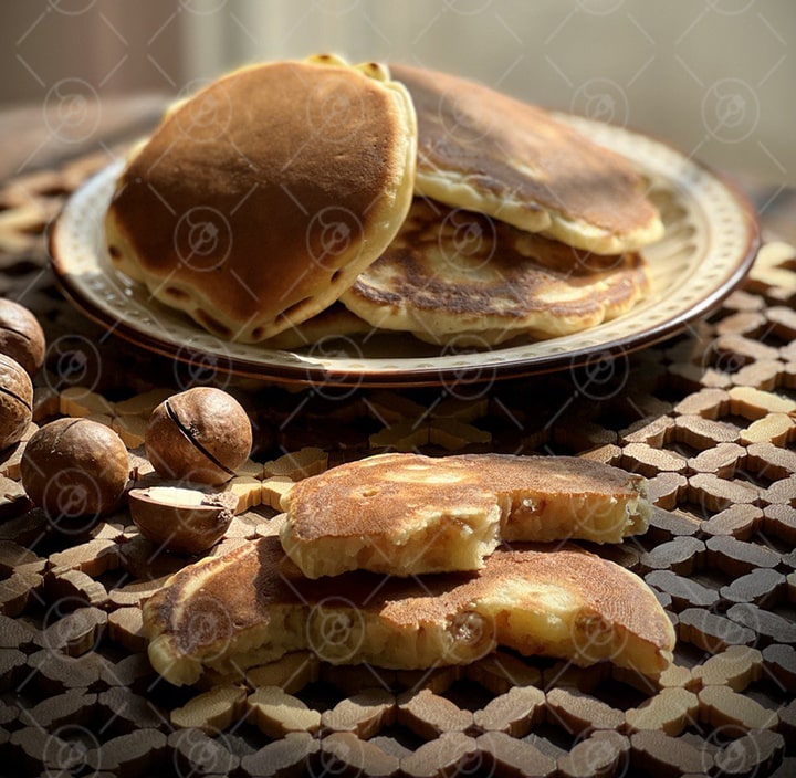 تزیین و سرو پنکیک کشمشی تزیین و سرو پنکیک کشمشی