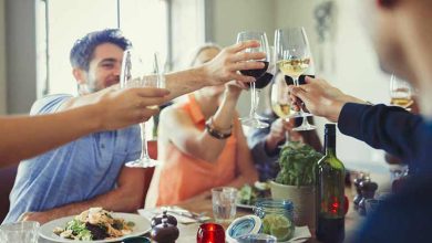 آیا نوشیدن مایعات بین غذا خطرناک است؟