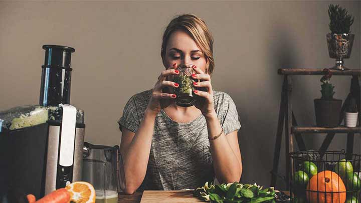 مشکلات اساسی که ممکن است در زمان خوردن آب بین غذا برایتان ایجاد شود!