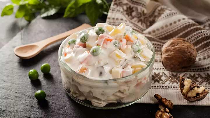 مراحل تهیه سالاد روسی