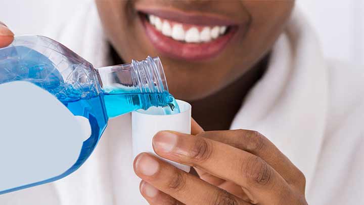 معرفی 6 تا از بهترین دهان‌شویه‌ها برای جرم دندان
