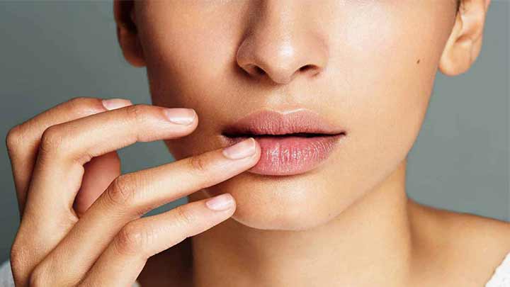 درمانهای طبیعی برای لبهای ترک خورده در زمستان درمانهای طبیعی برای لبهای ترک خورده در زمستان