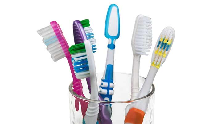 نکاتی که باید در مورد انواع مسواک و عملکرد آنها بدانید نکاتی که باید در مورد انواع مسواک و عملکرد آنها بدانید