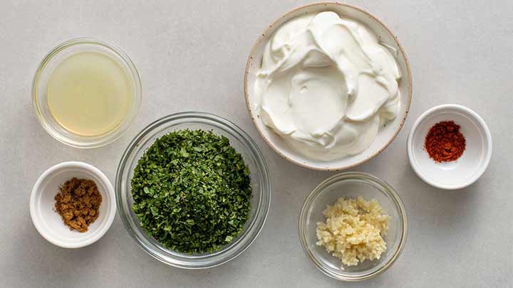 مراحل تهیه سس با ماست و مایونز و نعنا مراحل تهیه سس با ماست و مایونز و نعنا