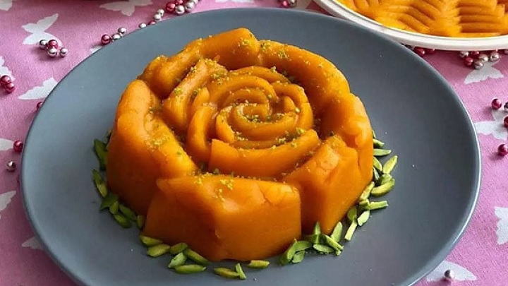 طرز تهیه حلوای هویج با زعفران طرز تهیه حلوای هویج با زعفران